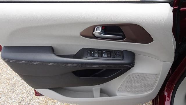 2023 Chrysler Voyager LX FWD