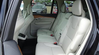2022 Volvo XC90 T6 AWD Momentum 7P