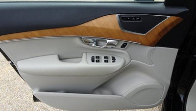 2022 Volvo XC90 T6 AWD Momentum 7P