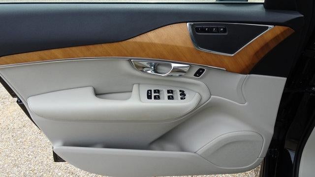 2022 Volvo XC90 T6 AWD Momentum 7P