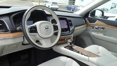 2022 Volvo XC90 T6 AWD Momentum 7P